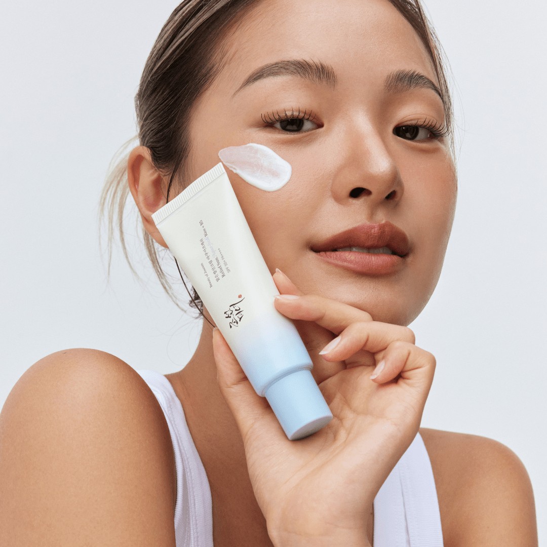 Modelo aplicando el Relief Sun Aqua-Fresh de Beauty of Joseon