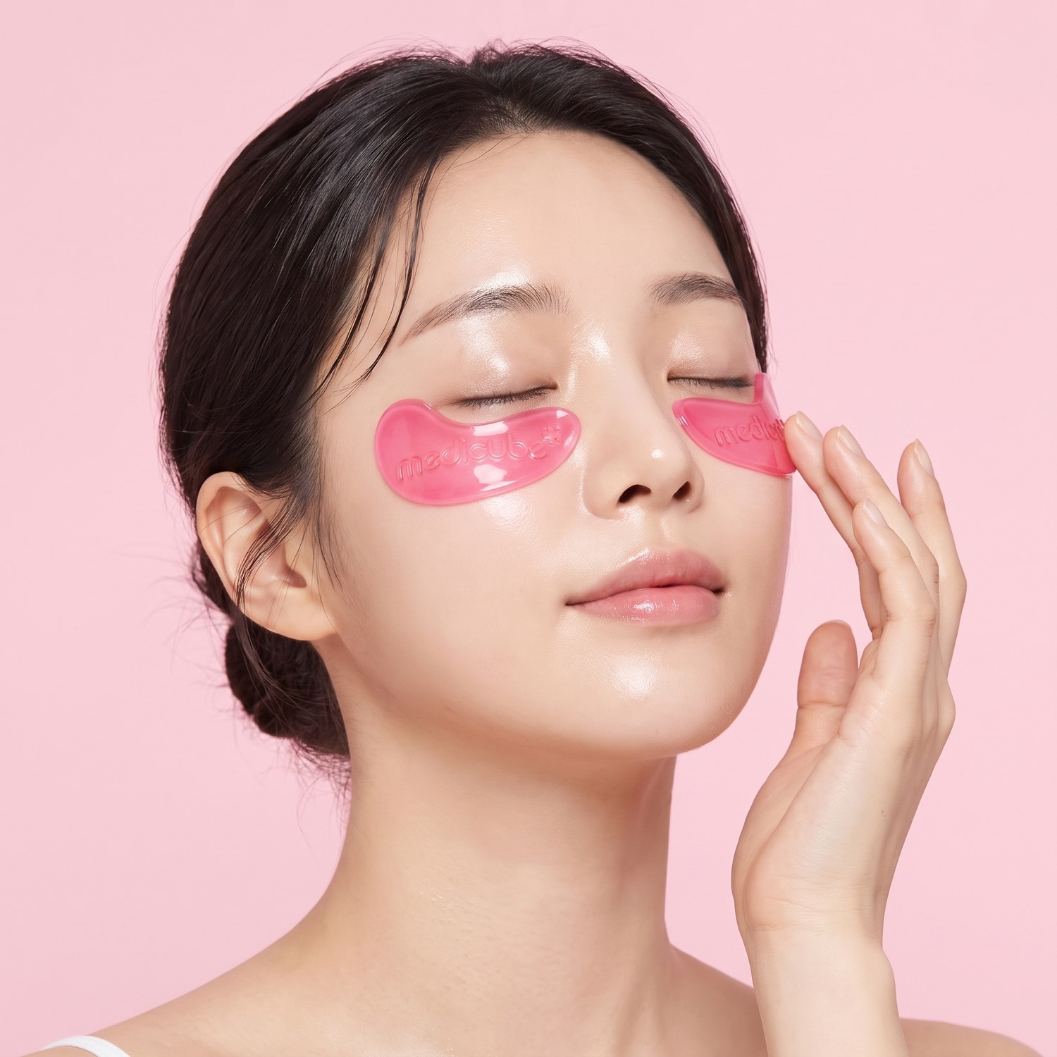 Modelo usando los parches de hidrogel Medicube PDRN bajo los ojos
