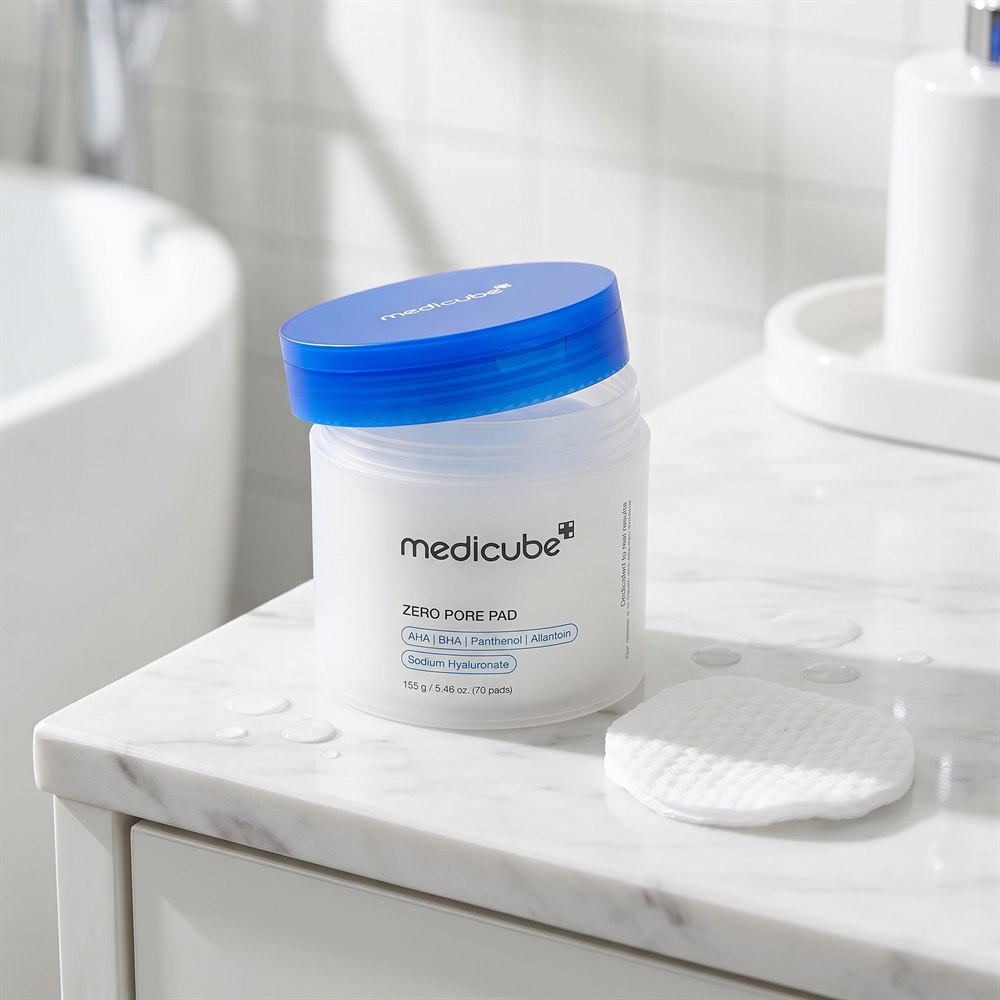 Medicube Zero Pore Pad sobre el tocador
