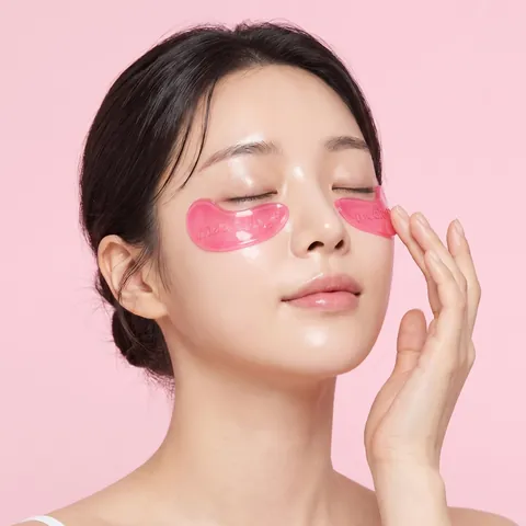 Modelo usando los parches de hidrogel Medicube PDRN bajo los ojos