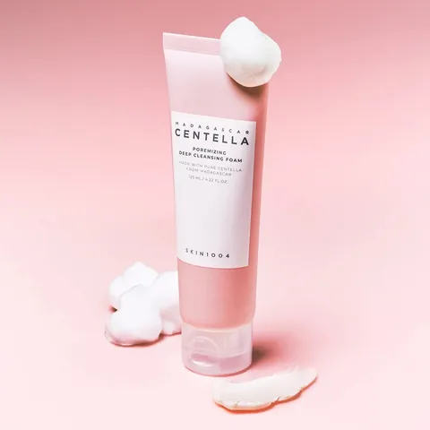 SKIN1004 Deep Cleansing Foam con espuma cremosa sobre fondo rosa