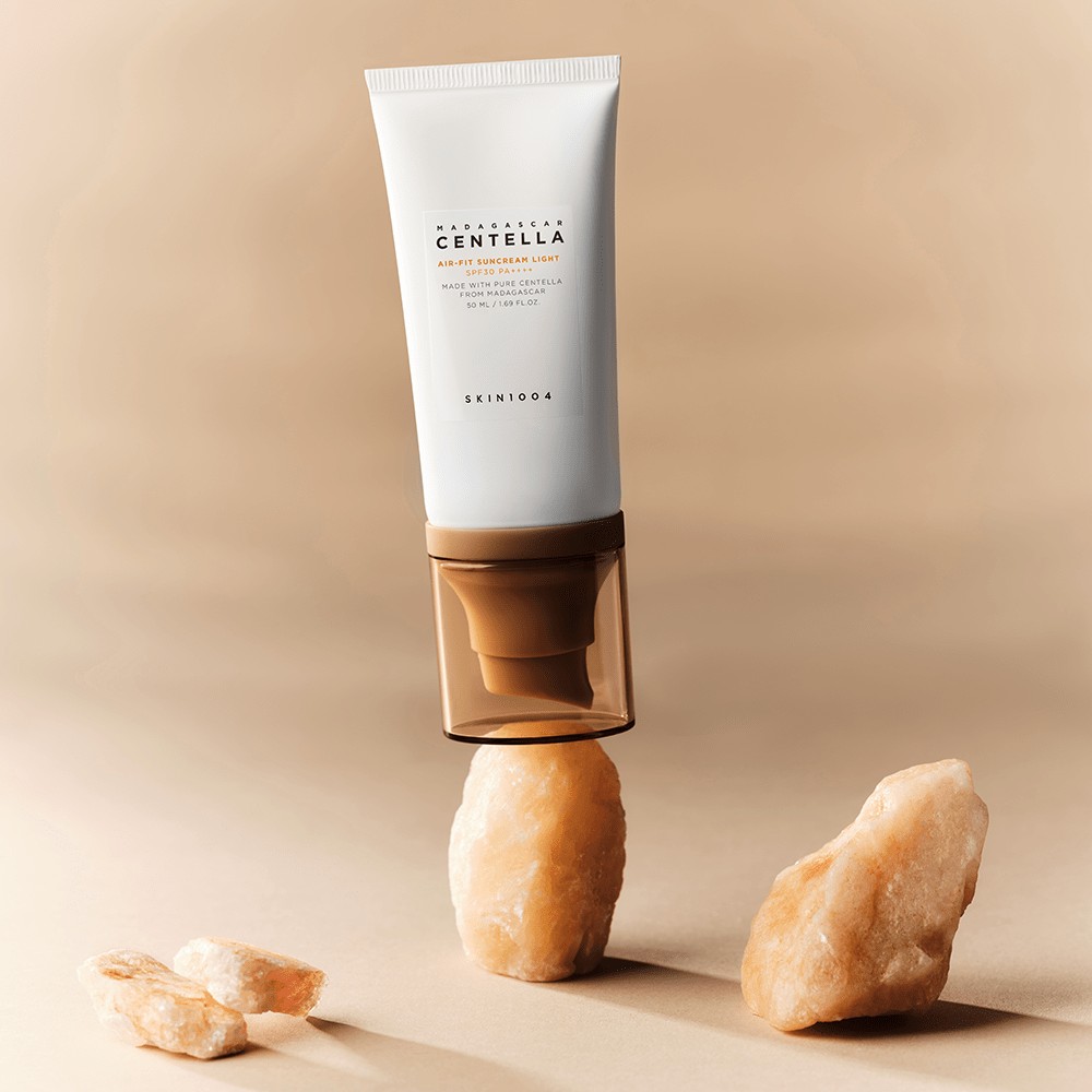 SKIN1004 Air-Fit Suncream Light sobre piedras naturales