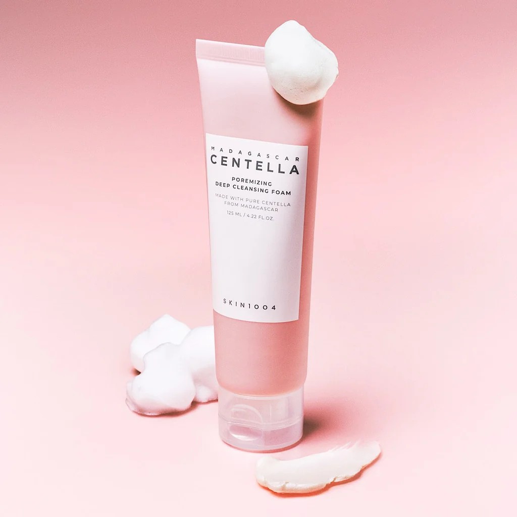 SKIN1004 Deep Cleansing Foam con espuma cremosa sobre fondo rosa
